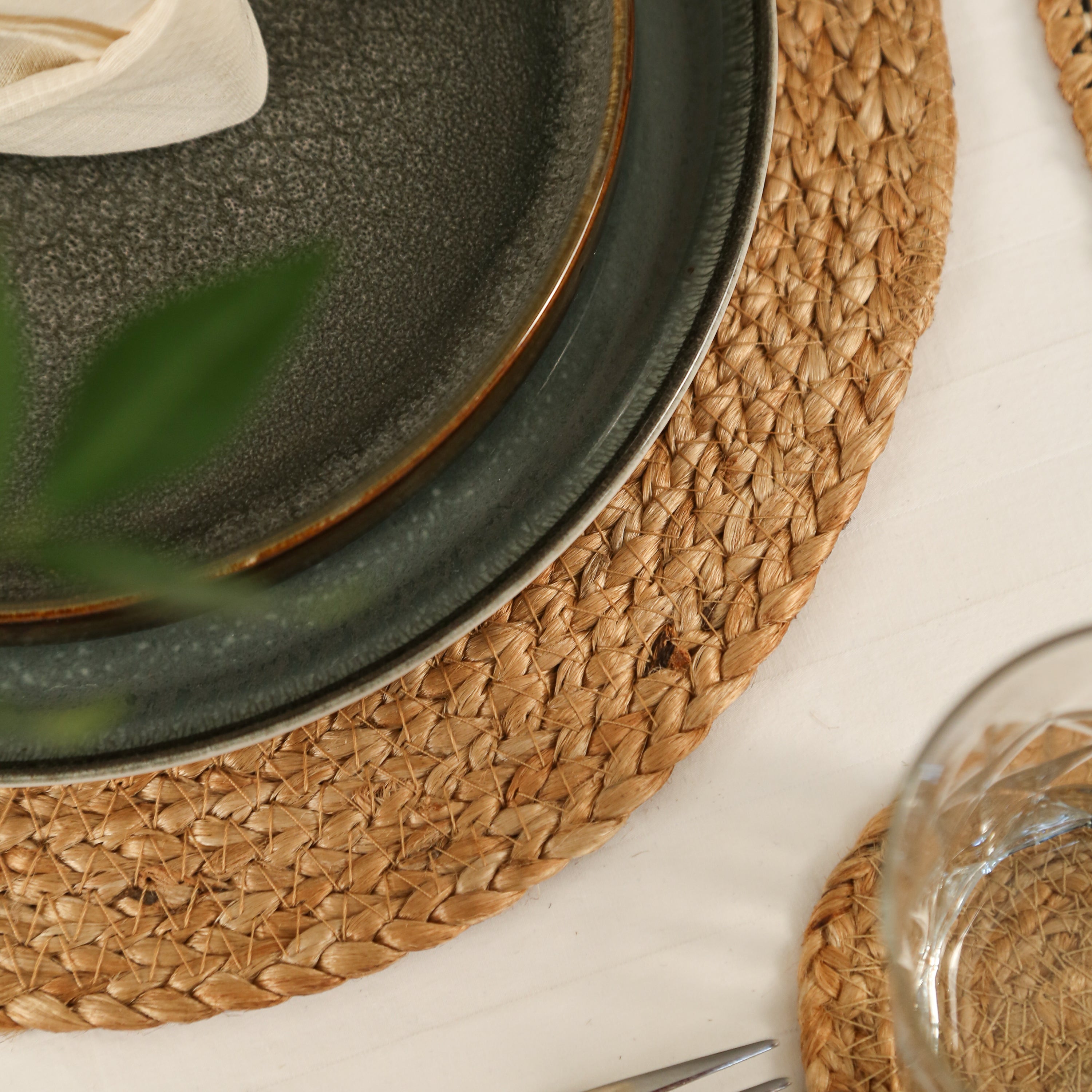 Round Jute Placemats, Set of 4 – 100% Natural Non-Slip Handwoven Boho Farmhouse Mats for Dining Table, Kitchen, and Wedding Décor
