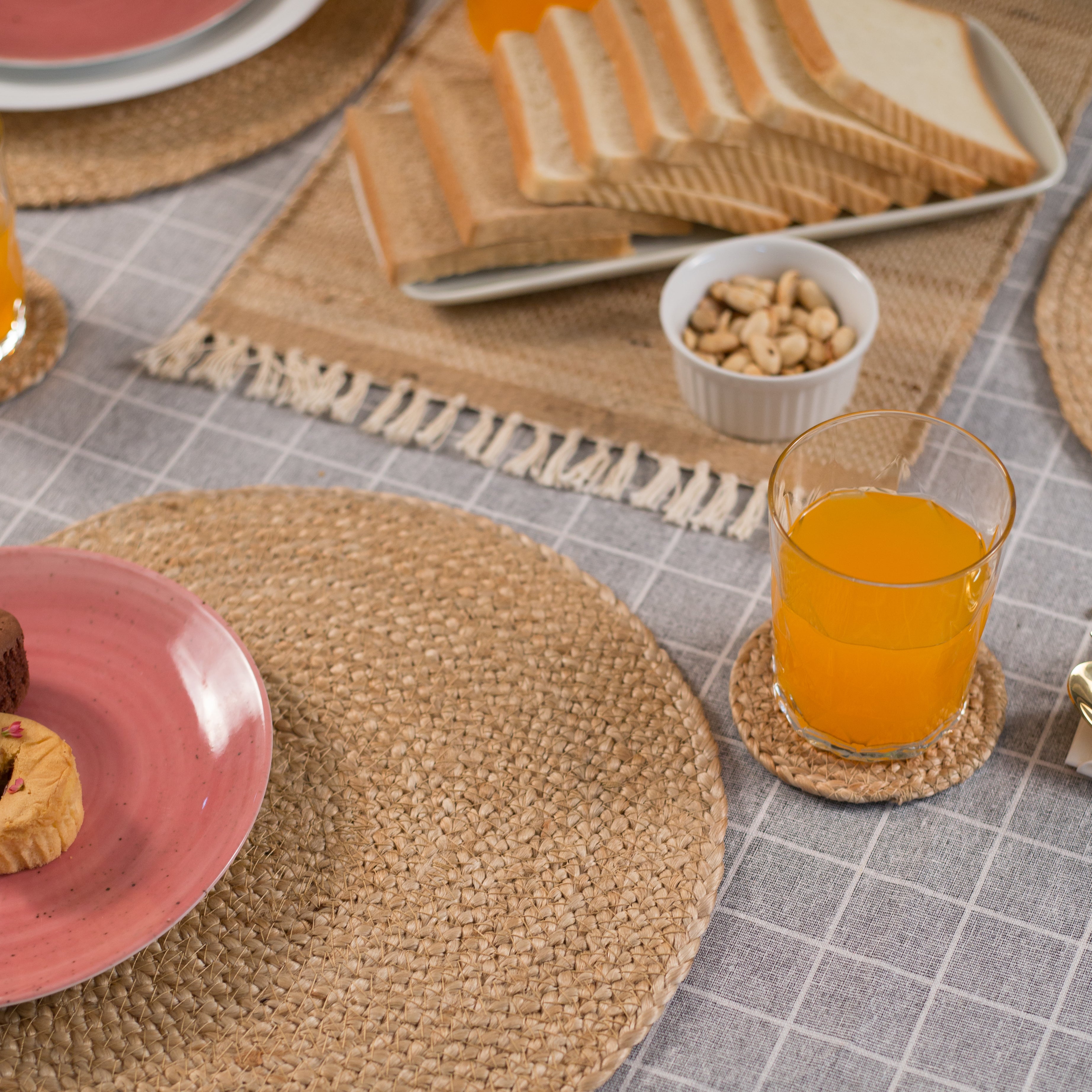 Round Jute Placemats, Set of 2 – Boho Farmhouse Design Non-Slip Handwoven Table Mats for Dining, Kitchen, and Wedding Décor